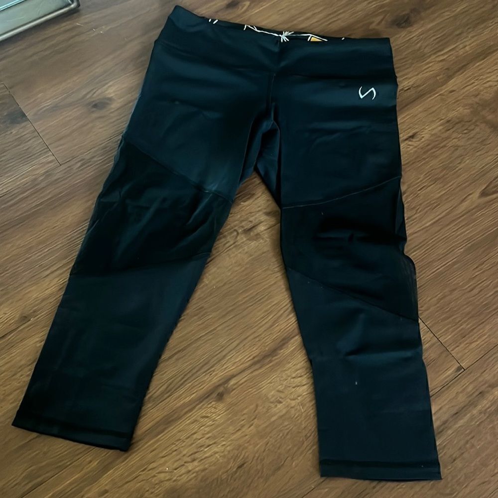 Like New Leggings - Knee Length - Size Small Infinity Sports Pants - Women’s